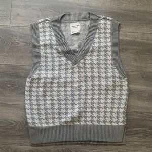 Abercrombie & Fitch Gray V-Neck Sweater Vest